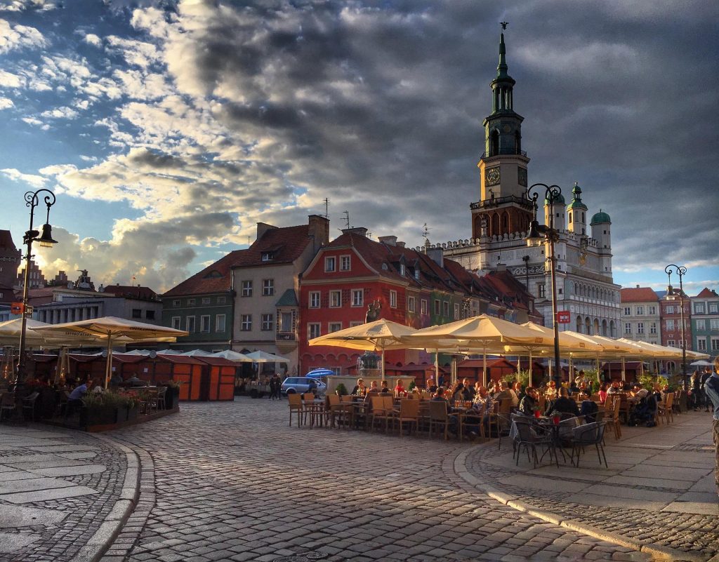 Ewakuacja na poznańskim rynku. Spod ziemi zaczął wydobywać się podejrzany zapach