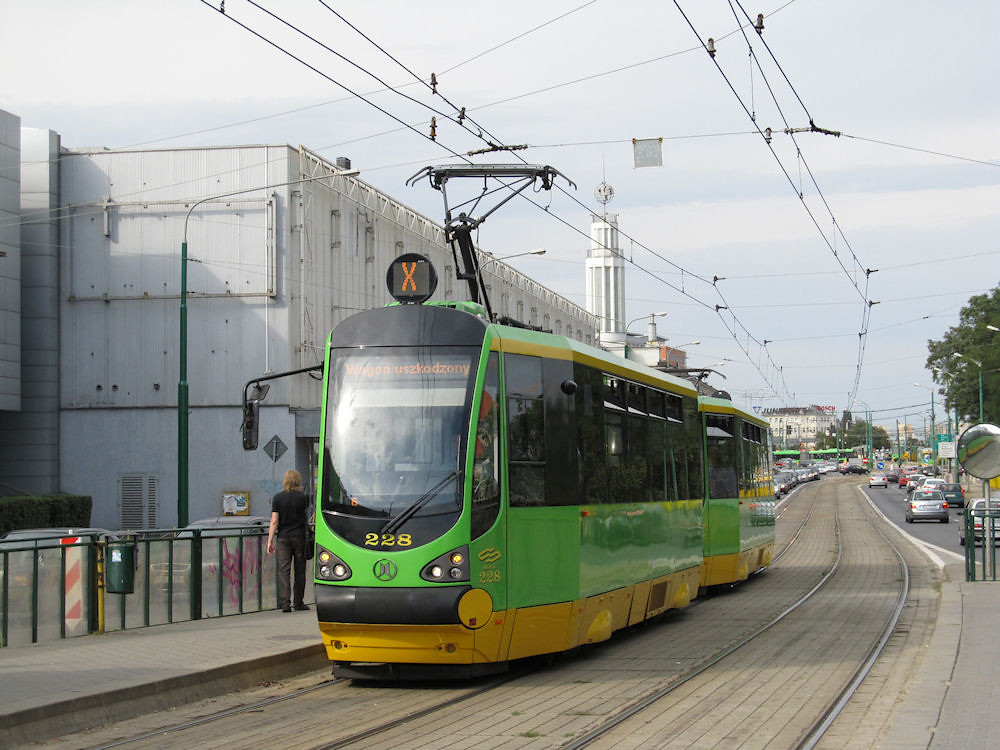 „Poznań, miasto doznań”. Zadziwiająca reklama w tramwajach MPK o charakterze seksualnym