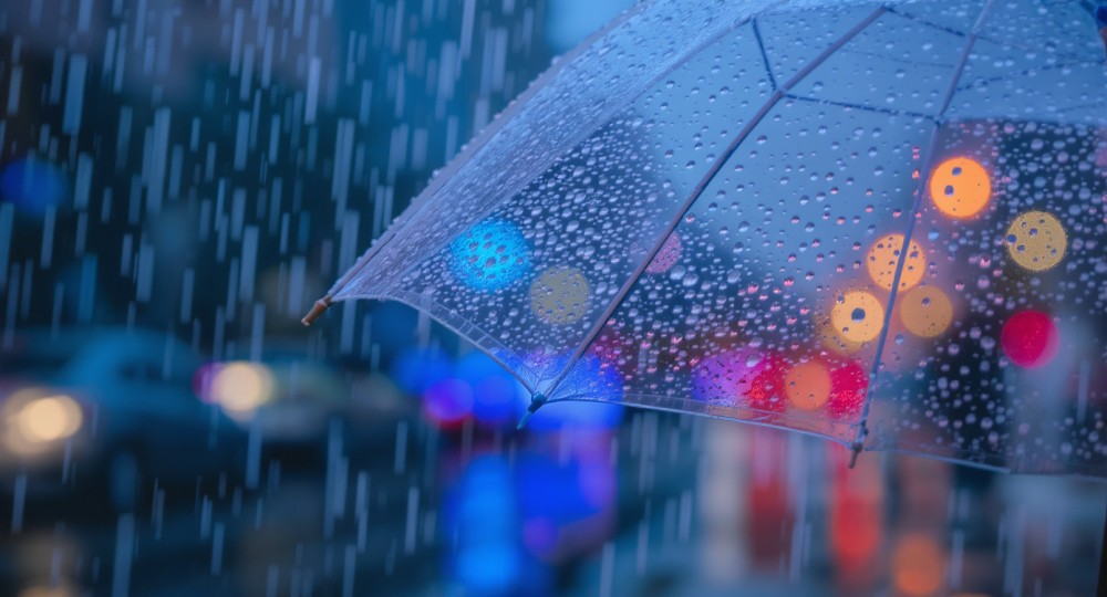 Gęsta mgła nad Poznaniem: Uważaj na drogach!